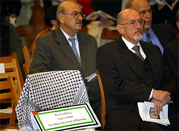 Una silla, situada junto al alcalde de Belén, Hana Naser, permanecío vacía en homenaje a Yasir Arafat, a quien Sharon prohibió acudir a la misa de Gallo.