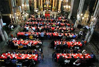 Comida de Navidad para pobres y ancianos en la basílica de los Sants Just i Pastor