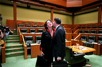 El    lehendakari,   Juan José Ibarretxe, y la vicepresidenta del Gobierno vasco, Idoia Zenarruzabeitia, se felicitan tras el pleno. 