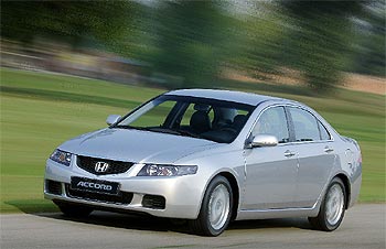 Una berlina japonesa que rompe con la monotonía estética de los familiares orientales. El nuevo Accord recuerda al Mazda 6, y estrena un perfil muy aerodinámico y afilado que mejora la eficiencia y resalta su deportividad.