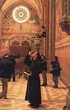 La basílica restaurada de Asís, cuya bóveda con  frescos pintados por Giotto hacia 1290 es fotografiada por un monje.
