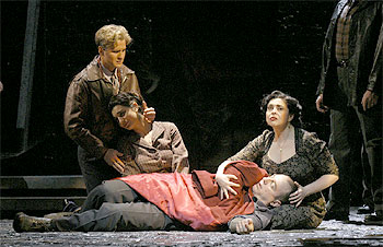 Gregory Turay, Isabel Bayrakdarin, Kim Josephson y Catherine Malfitano, en una escena de    Panorama desde el puente,  de Arthur Miller