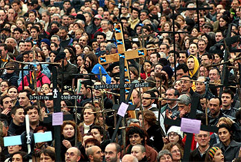 Aspecto de la protesta convocada por Nunca Máis que se desarrolló ayer en A Coruña.