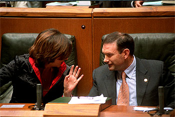 La vicepresidenta vasca, Idoia Zenarruzabeitia, comenta la sesión anteayer con el  lehendakari. 