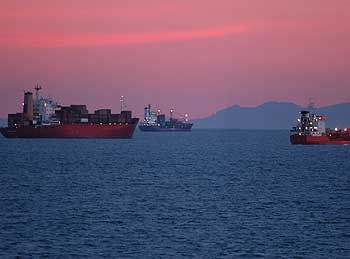 El barco  Candelaria B , en el centro, ayer, fondeado en la bocana del puerto de Valencia.