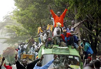 Un grupo de kenianos celebra el triunfo del candidato de la oposición, Mwai Kibaki, en las presidenciales.