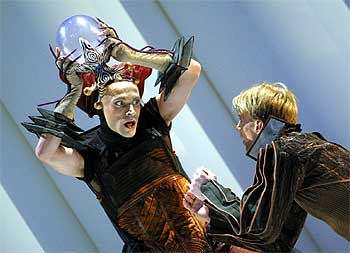 Gaëtan Morlotti y Chris Roelandt, en una escena de    La belle,  de Jean-Cristophe Maillot.