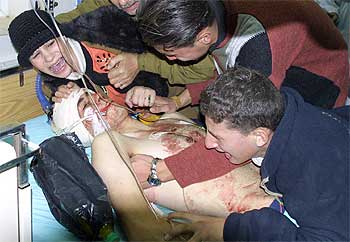 Los familiares de Jamal Zabaro, de 20 años, muerto por disparos israelíes en Nablús, lloran sobre su cadáver.