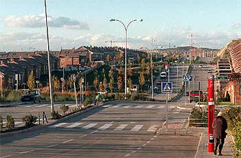 Una de las principales avenidas de Rivas-Vaciamadrid, la localidad española con mayor crecimiento de población en los últimos veinte años.