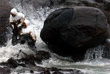 LOS SOLDADOS LUCHAN CONTRA EL CHAPAPOTE EN CARNOTA.