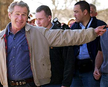 El presidente Bush señala el bar donde se comió una hamburguesa en Nochevieja en Crawford (Tejas)