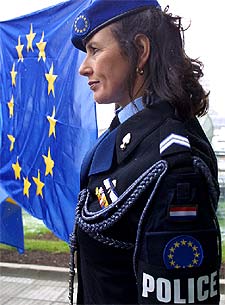 Una oficial de policía de la UE, en una ceremonia ayer en Sarajevo.