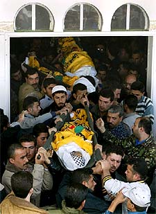 Varios palestinos portan los cuerpos de dos jóvenes muertos en Gaza.