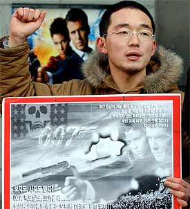 Un joven surcoreano se manifiesta en Seúl contra la última película de James Bond.