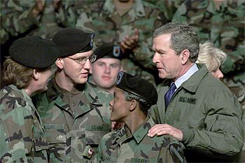 Bush conversa con varios soldados durante su visita a Fort Hood, en Tejas.