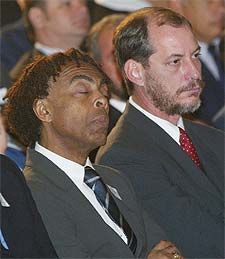 El cantante y ministro de Cultura, Gilberto Gil (izquierda), junto al ministro de Infraestructuras, Ciro Gomes, en Brasilia.