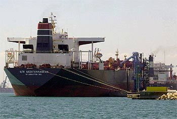 El  Exxon Valdez,  rebautizado como  SR Mediterranean,  atracado en el puerto de Marsella en 2000.