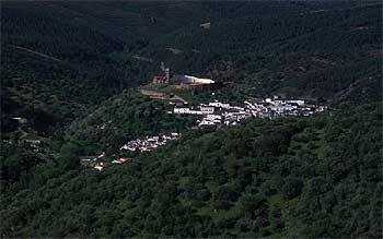 Tanto el nombre, Almonaster la Real, como el trazado del caserío evocan el pasado árabe de este pueblo de la sierra Pelada, en Huelva.