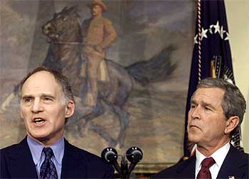 George Bush presenta en diciembre pasado a su nuevo responsable económico, Stephen Fiedman.