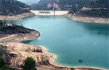 El pantano de Entrepeñas, que abastece al sureste español a través del trasvase Tajo-Segura, ayer, sábado.  GORKA LEJARCEGI