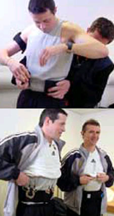 Alain Sars y un asistente se colocan los micrófonos.