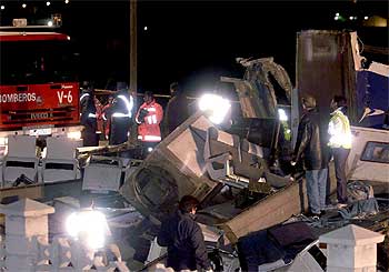 Miembros de los servicios de rescate trabajaban la noche del sábado entre los restos del vagón del Talgo que descarriló.