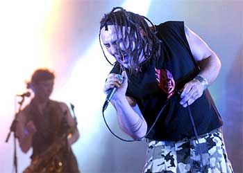 El cantante de Kultur Shock, durante su actuación en Actual 2003.