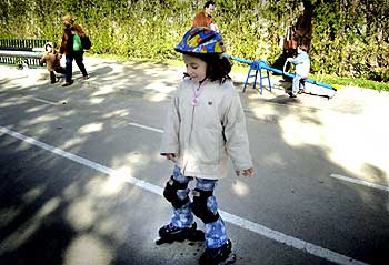JUEGOS EN LA CALLE EN UN FRÍO DÍA DE REYES.