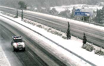Un todoterreno de los Mossos d'Esquadra circula por la zona cortada al tráfico de La Jonquera.
