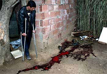 Un vecino de la localidad de Melemene observa el lugar donde el domingo fueron asesinadas 13 personas.