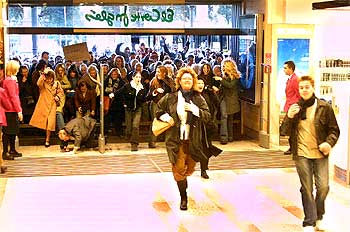 Ayer, a la 'hora cero', los clientes entraron a la carrera en unos grandes almacenes de Barcelona.