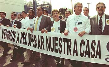 Trabajadores de CNI Canal 40 protestan por el asalto a su empresa.