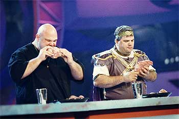 Dos participantes en el concurso televisivo    Glutton Bowl,   en plena competición.     