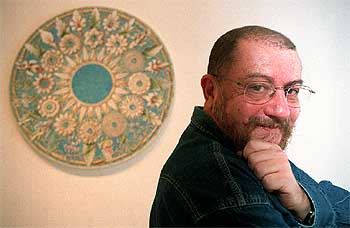 Guillermo Pérez Villalta, en la galería Soledad Lorenzo, delante de su cuadro    Salmo. 