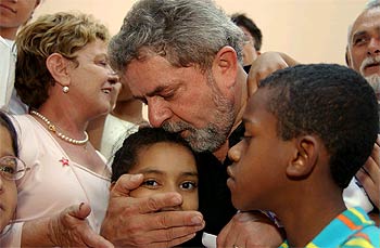 Lula y su esposa, Marisa, durante una visita a Casa Vida, un hogar de niños seropositivos de São Paulo.
