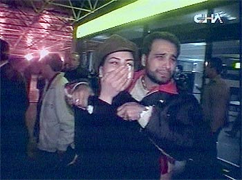 Familiares de pasajeros al recibir la noticia del accidente del avión, en el aeropuerto de Diyarbakir.