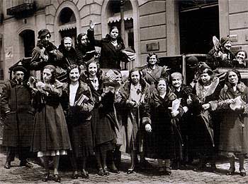    Sufragistas pidiendo el voto para la mujer en la calle de Alcalá,  en 1932, una de las fotografías de Alfonso incluidas en el libro de Lunwerg.