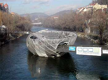 Plataforma flotante, del arquitecto Vito Acconci, sobre el río Mur.