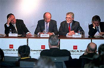 De izquierda a derecha, Xavier Güell, Rafael Spottorno y Manuel Aguilar, ayer durante la presentación del ciclo    Música de hoy 2003 .