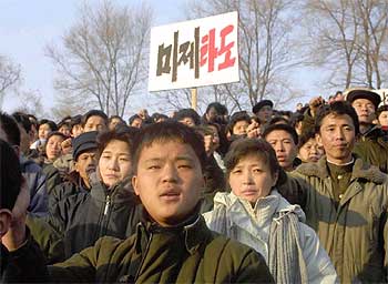 Cientos de norcoreanos se manifiestan contra Estados Unidos en Pyongyang.