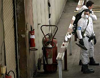 Inspectores de Naciones Unidas, ayer, en una fábrica de medicinas en Bagdad.