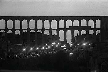 Visión nocturna del acueducto de Segovia.