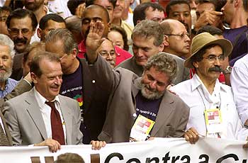 'Lula' da Silva, flanqueado por el alcalde de Porto Alegre y el gobernador de Rio Grande do Sul, ambos del PT.