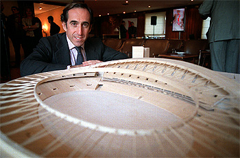 Del Río, ante la nueva maqueta del estadio de    La Peineta,  cubierto como el de Múnich, desvelada ayer.