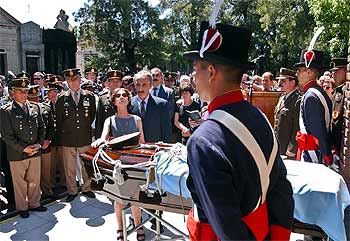 HONORES MILITARES PARA EL EX DICTADOR GALTIERI.