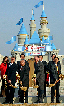 Directivos de Disney y autoridades de Hong Kong inician las obras.