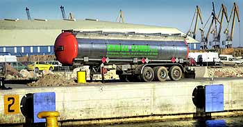 La cisterna dañada, ayer, en una zona aislada de uno de los muelles del puerto de Valencia.