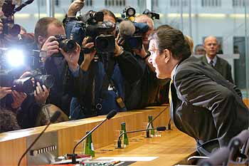 El canciller alemán, Gerhard Schröder, se dispone a ofrecer una rueda de prensa ayer en Berlín.