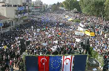 Decenas de miles de turcochipriotas se manifiestan en Nicosia a favor de una salida negociada a la división de Chipre.