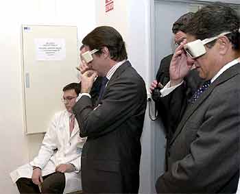 José María Aznar y Federico Trillo examinan los nuevos equipos del Centro de Astrobiología.